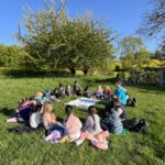 Erste Klassen erkunden Wiese